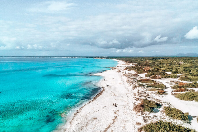 Draufsicht auf den Naturstrand Es Trend perfekt für lange Strandspaziergänge