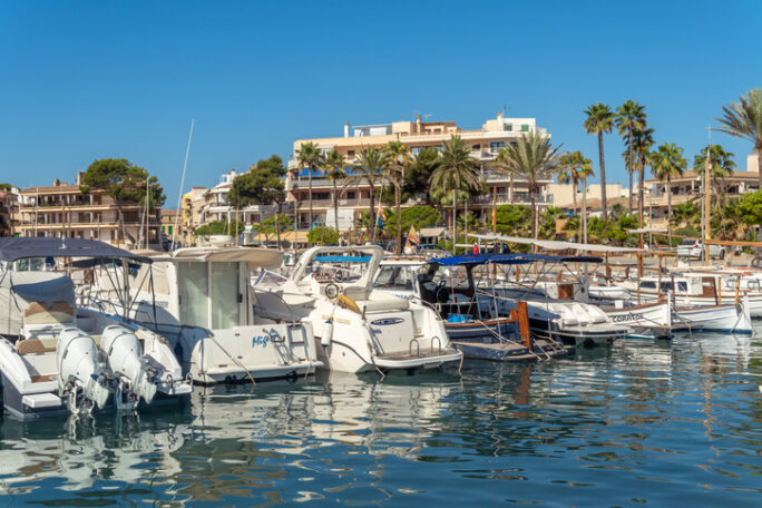Hafen von Colonia Sant Jordi mit Yachten und Booten