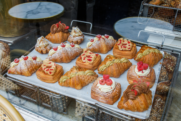 Dänisches Gebäck und Croissants im Schaufenster einer Bäckerei in Kopenhagen