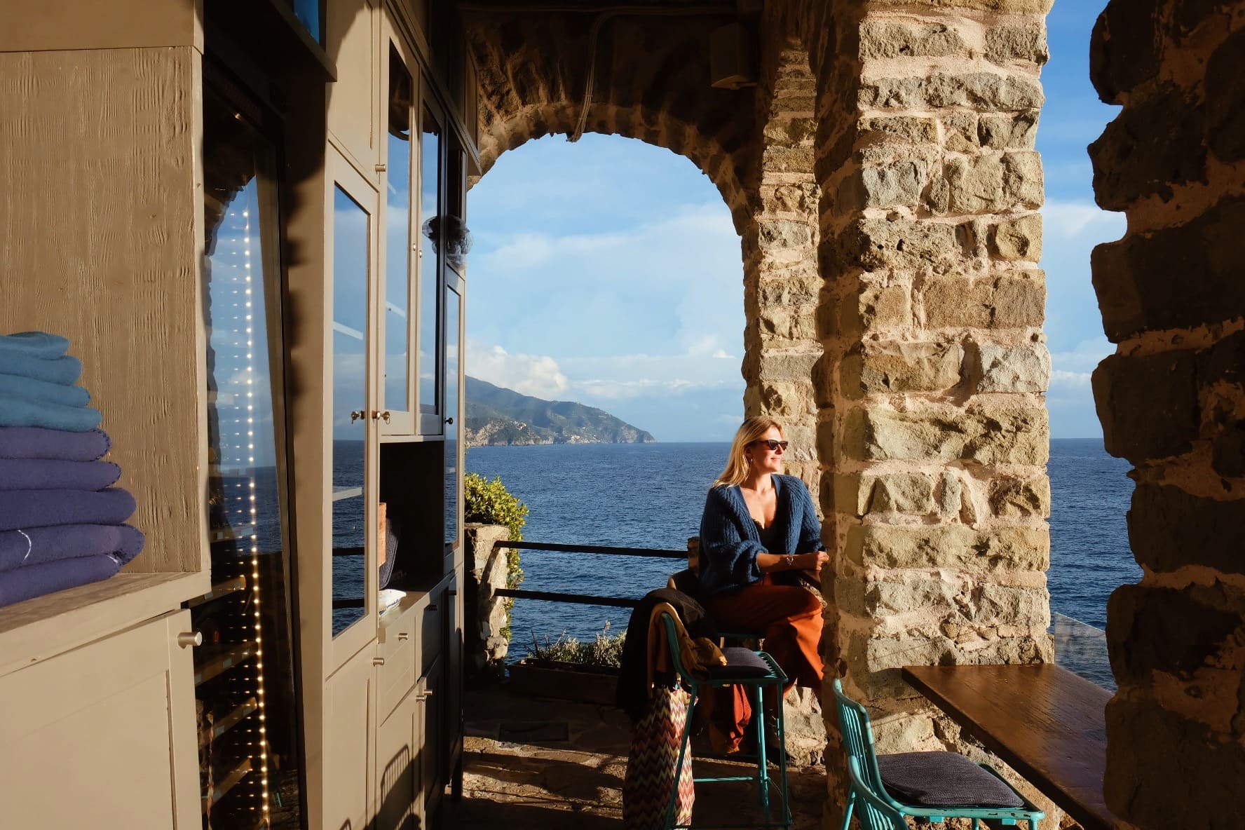 Restaurantterrasse mit Blick auf das Mittelmeer an der ligurischen Küste