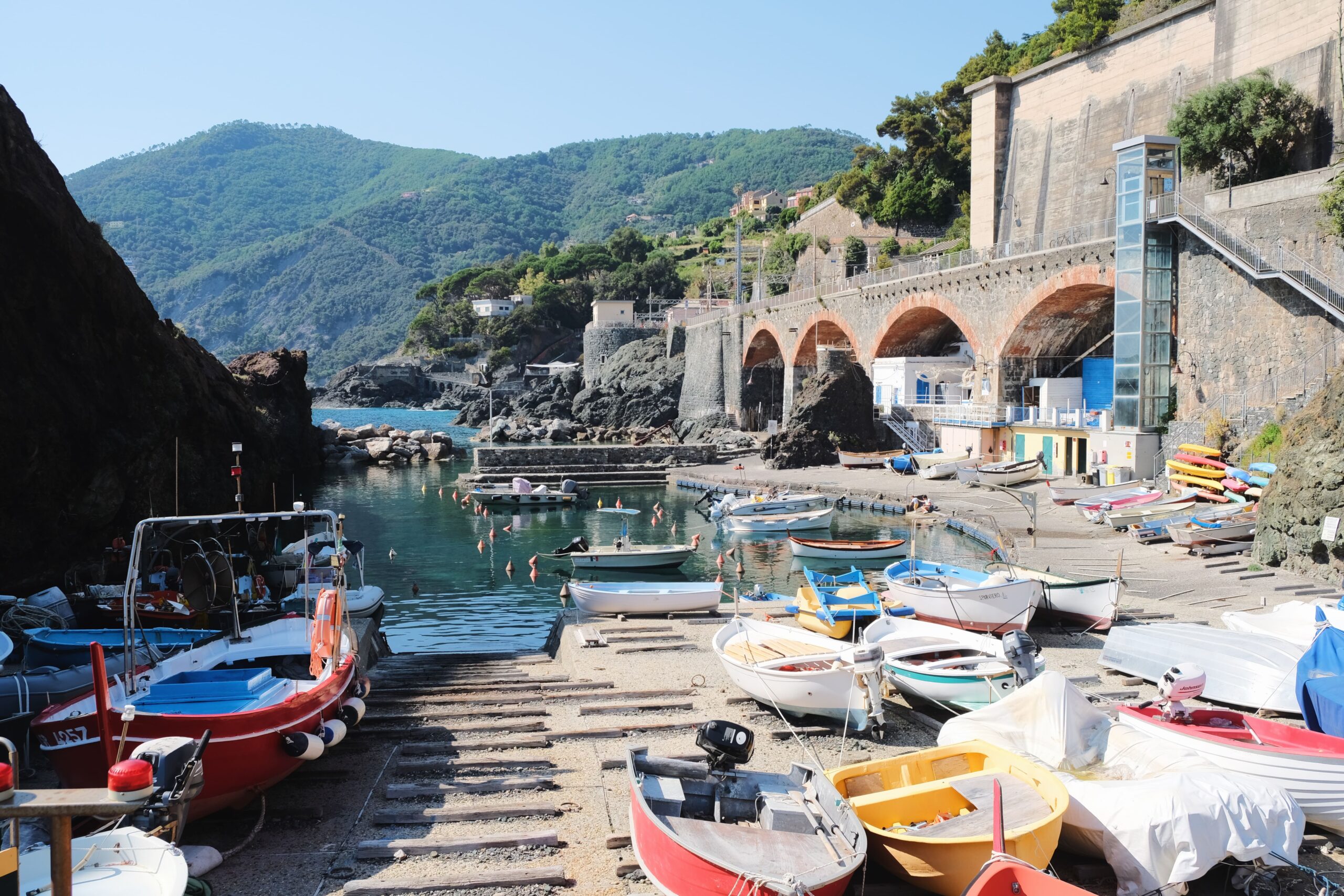 Kleiner Fischerhafen mit bunten Booten an der ligurischen Küste bei Levanto