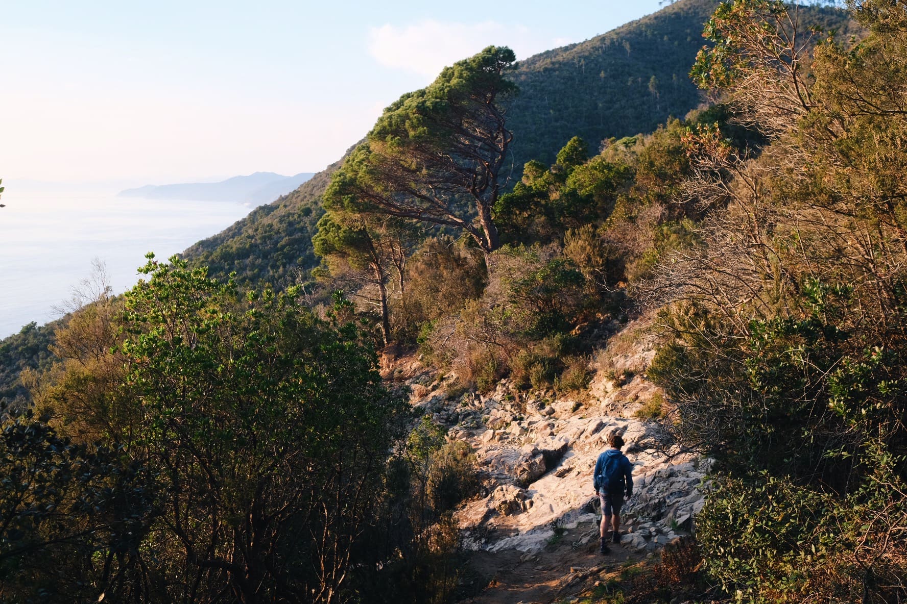 Wanderweg durch die mediterrane Landschaft an der Küste von Levanto in Ligurien