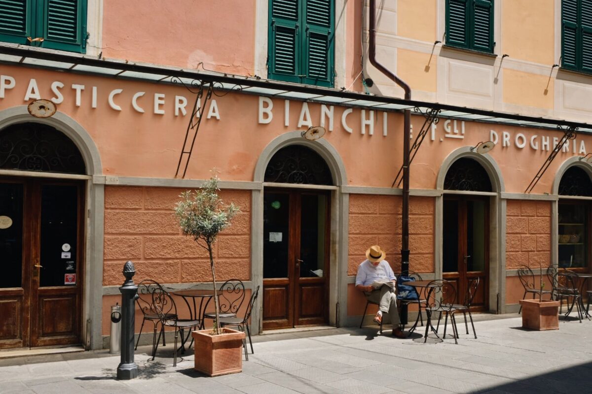 Traditionelle Pasticceria mit Caféterrasse in einer italienischen Küstenstadt
